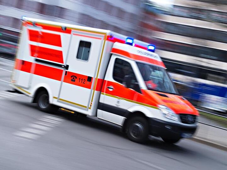 Ein Rettungswagen mit der Aufschrift 112 fährt mit Blaulicht durch die Stadt. Foto: Nicolas Armer/dpa/Symbolbild