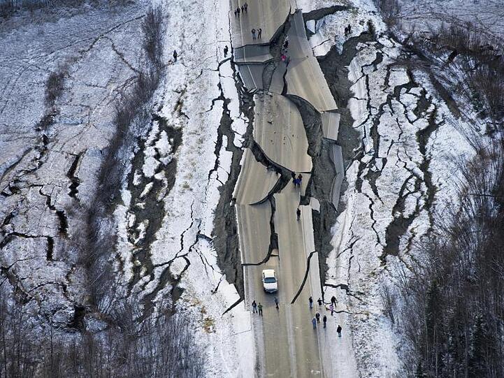 Erdbebenschäden auf einer Straße in Wasilla im Süden Alaskas.