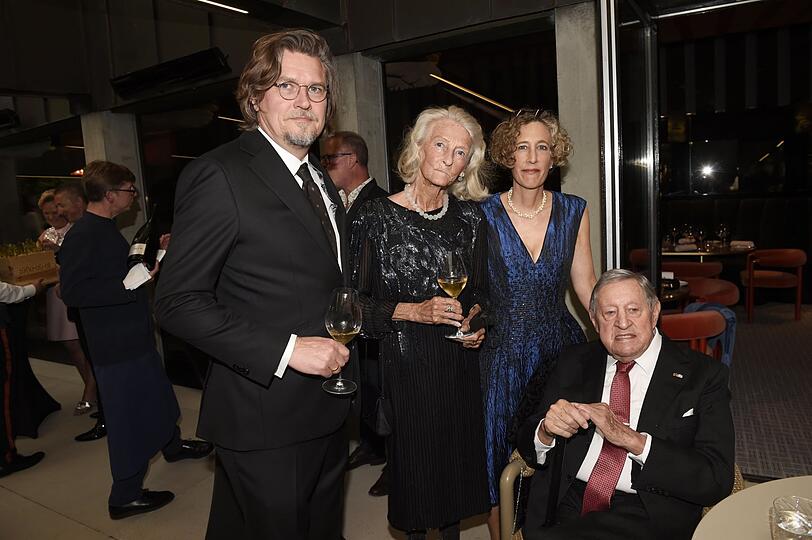 Tantris-Gründer Fritz Eichbauer (r.) und EhefrauMuschy (2. v. l.) mit Alexa und Christian Maly-Motta.