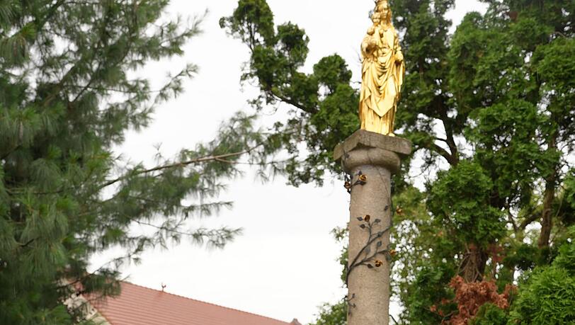 Die Mariensäule in Aubing prägt mit ihrer starken Ausstrahlung das Ortsbild. Die Mariensäule in Aubing prägt mit ihrer starken Ausstrahlung das Ortsbild.