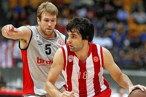 Zweiter Sieger in Piräus: Bambergs John Goldsberry kann Milos Teodosic (rechts) nicht stoppen.