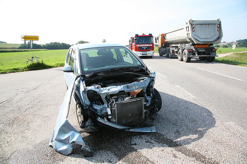 Bei der Einfahrt auf die Istentalstraße übersieht eine Autofahrerin einen Lkw und rammt ihn. Verletzt wird glücklicherweise niemand.