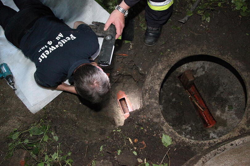 Nach vier Stunden musste die Feuerwehr den Einsatz abbrechen. Vermutlich wurde das junge Kätzchen von seiner Mutter gerettet.