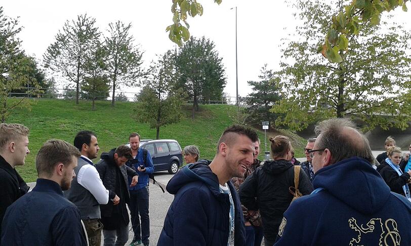 Das heutige Spiel steht unter dem Motto " München hält zam". Die Bilder von der schönen Aktion für die Flüchtlinge!