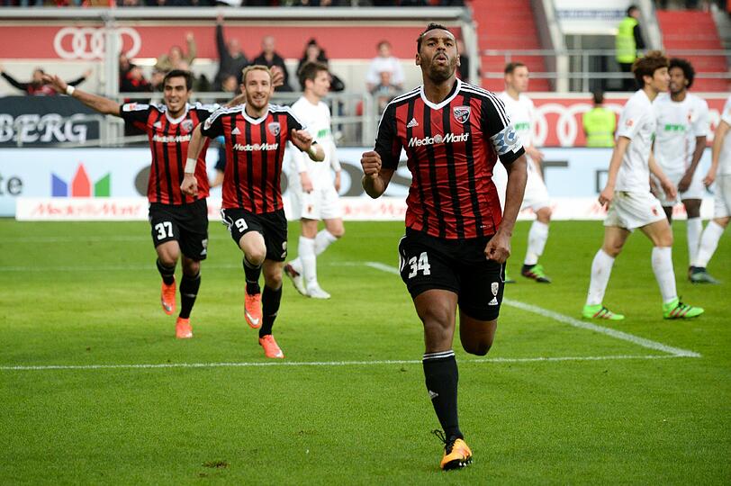 Der Ingolstädter Marvin Matip (Mitte) bejubelt seinen Ausgleichstreffer zum 1:1 gegen Augsburg.