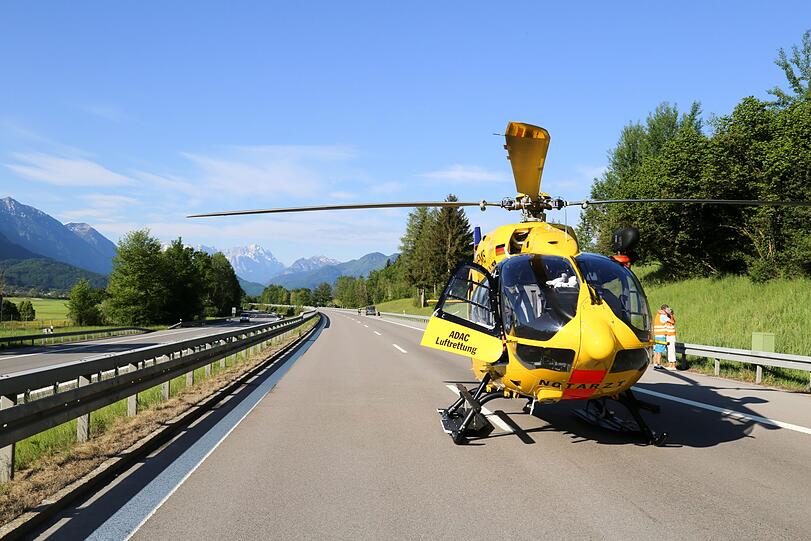 Der Autobahnabschnitt ist mit Schrott-Teilen übersät - die Bilder von der Unfallstelle auf der A95 Richtung Garmisch.