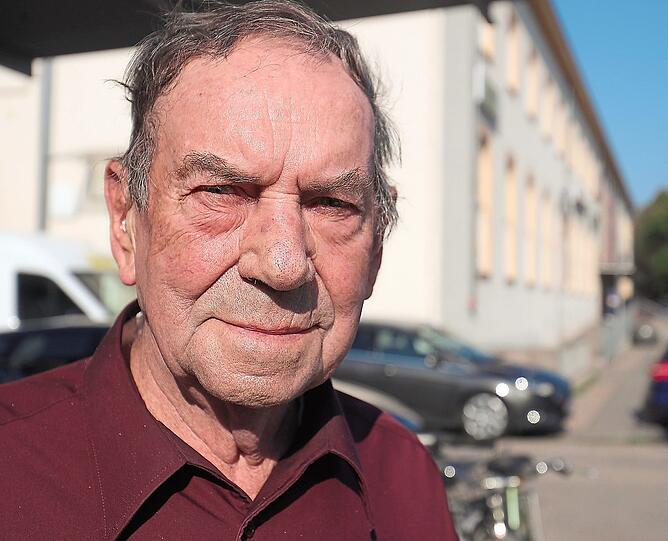 Als Freunde halten sie zusammen: Kater Mikesch und Herr Rieder haben sich gefunden und schenken sich seitdem viel Zuneigung.