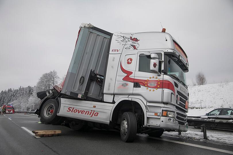 Bei dem Unfall auf der A8 ist ein Lastwagen mit teilweise entzündlichen Stoffen umgekippt. Die Bergungsarbeiten dauerten mehrere Stunden an.