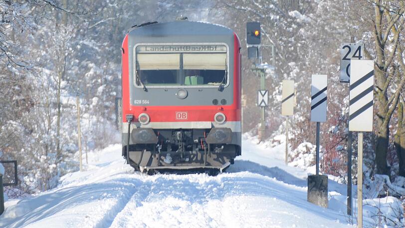 Am Bahnübergang Irlach bei Geisenhausen krachte am Montagmorgen eine Regionalbahn in ein Auto der Deutschen Post.