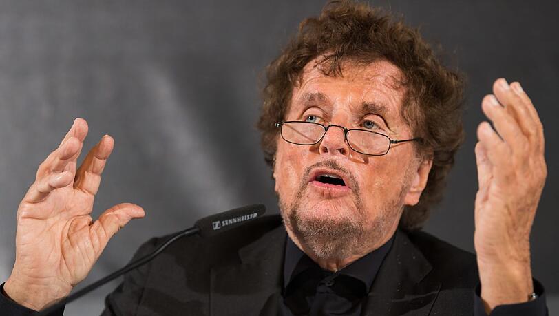Der damalige Intendant Dieter Wedel spricht bei der Programmvorstellung der Festspiele in Bad Hersfeld. Eine ehemalige Schauspielerin wirft Wedel vor, er habe sie im Sommer 1996 in einem Münchner Hotel zum Sex gezwungen. Wedel streitet die Anschuldigungen ab. Sollte es zur Anklage kommen, könnte es der Prozess des Jahres werden: Nach rund zwei Jahren dürften die Ermittlungen der Staatsanwaltschaft München I gegen den Regisseur Dieter Wedel bald vor dem Ende stehen. Der damalige Intendant Dieter Wedel spricht bei der Programmvorstellung der Festspiele in Bad Hersfeld. Eine ehemalige Schauspielerin wirft Wedel vor, er habe sie im Sommer 1996 in einem Münchner Hotel zum Sex gezwungen. Wedel streitet die Anschuldigungen ab. Sollte es zur Anklage kommen, könnte es der Prozess des Jahres werden: Nach rund zwei Jahren dürften die Ermittlungen der Staatsanwaltschaft München I gegen den Regisseur Dieter Wedel bald vor dem Ende stehen.