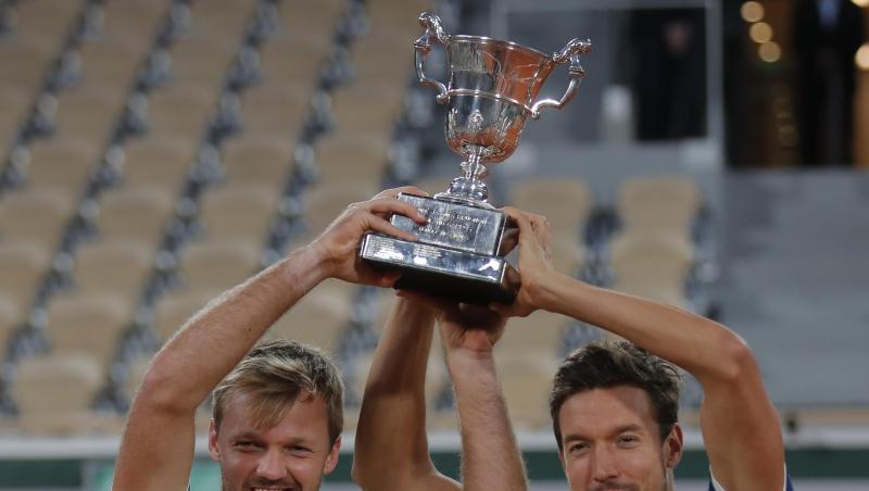 Kevin Krawietz (l) und Andreas Mies feiern mit der Trophäe den Finalsieg.