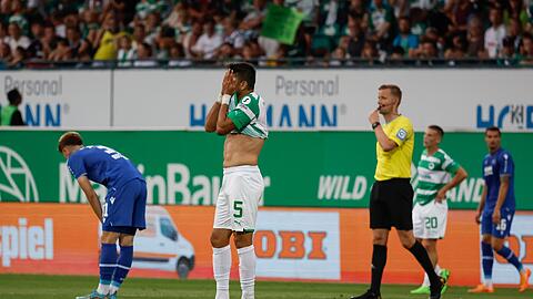 Der Karlsruher Tim Rossmann (l) und der Fürther Oussama Haddadi (M) sind nach dem 1:1 enttäuscht.
