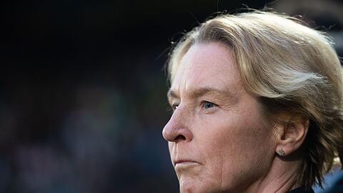 Deutschlands Trainerin Martina Voss-Tecklenburg blickt vor dem Spiel .