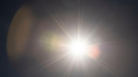 Die Sonne scheint am Himmel.