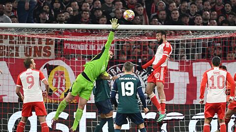 Bayerns Torhüter Manuel Neuer (2.v.r.) wehrt den Ball mit der Hand ab.