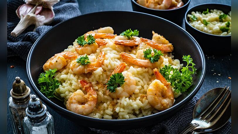 Spinat-Risotto mit Garnelen - ein Augenschmaus, der alle Sinne verführt.