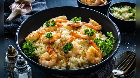 Spinat-Risotto mit Garnelen - ein Augenschmaus, der alle Sinne verführt.