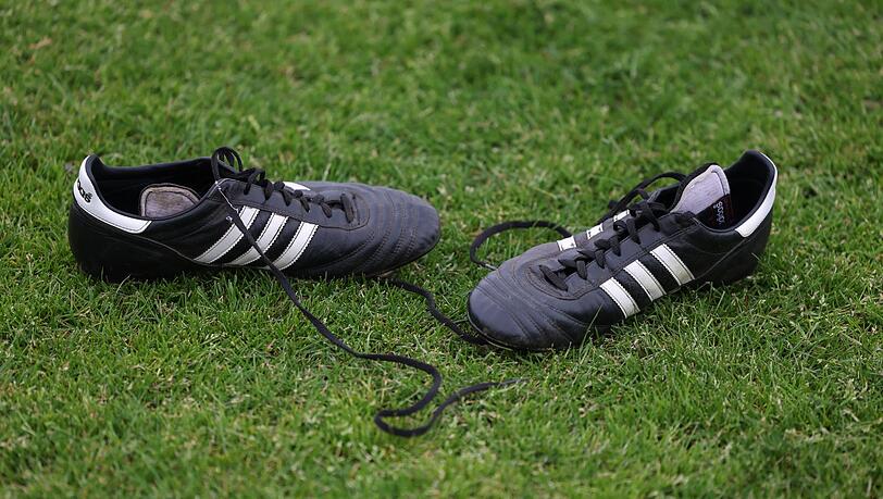 Nach einem Fußballspiel im Kreis Regensburg kam es zwischen einigen Spielern zu einer Auseinandersetzung. (Symbolbild)
