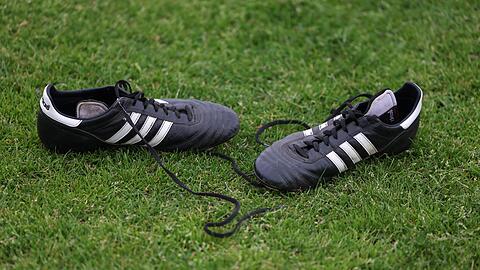 Nach einem Fußballspiel im Kreis Regensburg kam es zwischen einigen Spielern zu einer Auseinandersetzung. (Symbolbild)