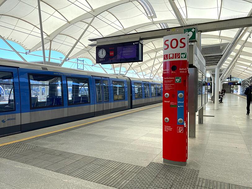 In allen U-Bahnh&ouml;fen stehen solche roten SOS-Notrufs&auml;ulen &ndash; jeweils zwei an jedem Bahnsteig.