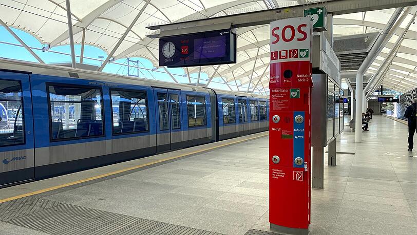 In allen U-Bahnh&ouml;fen stehen solche roten SOS-Notrufs&auml;ulen &ndash; jeweils zwei an jedem Bahnsteig.