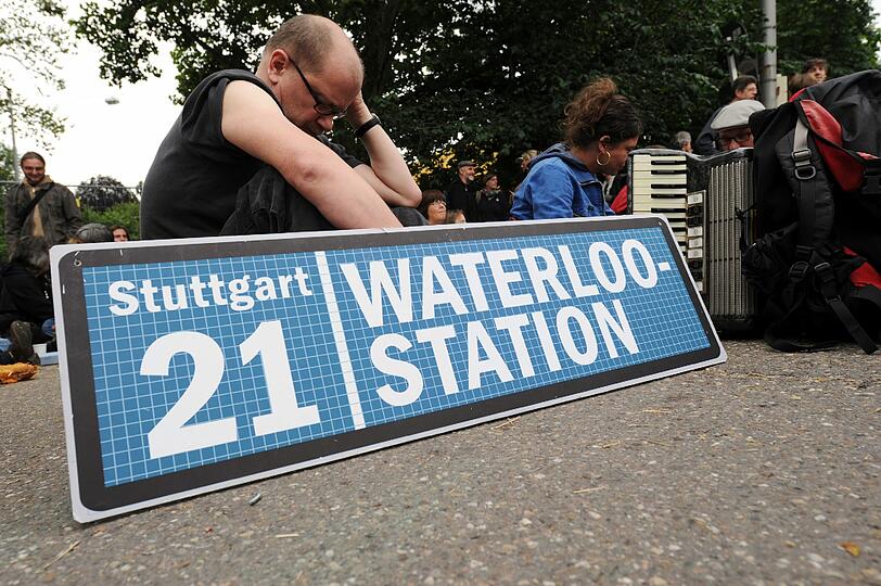 Die Demonstranten in Stuttgart hatten keine Chance. Die Polizei griff sofort in den Sitzstreik ein und trug die Streiker kurzerhand aus dem Weg.
