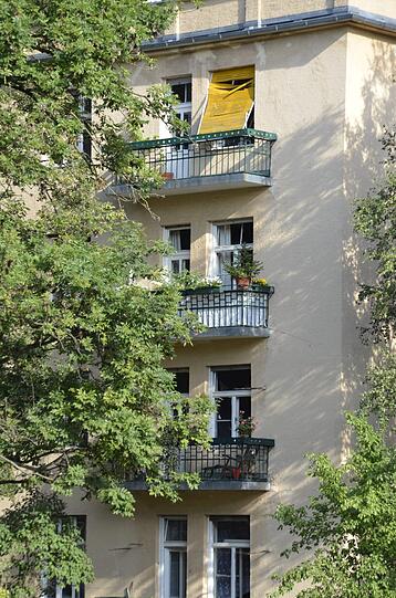 Schwabing am Tag nach der Bombensprengung: Die Spuren der Detonation sind deutlich zu erkennen, teilweise hat sie schwere Schäden verursacht. Derzeit werden die Schäden an den Gebäuden der Umgebung erfasst.