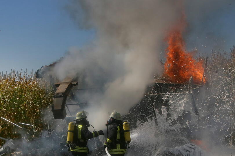 Der Maishäcksler fing Feuer, die anrückenden Wehren hatten den Brand schnell unter Kontrolle.
