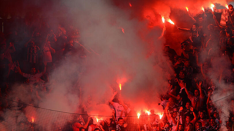 Istanbul-Fans im Juli 2013 im Rahmen eines Testspiels gegen FC St. Pauli im Millerntorstadion.