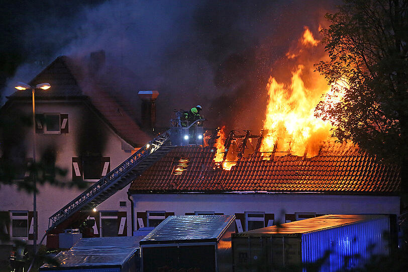 "Brandstiftung können wir ausschließen", hieß es seitens der Polizei. Ermittler sollen in dem einsturzgefährdeten Gebäude nach der Ursache des Feuers suchen. "Der Schaden beträgt mindestens mehrere Hunderttausend Euro", sagte die Polizeisprecherin.
