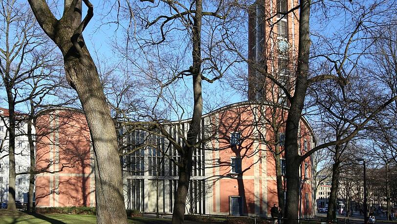 Die Matthäuskirche im Nußbaumpark an der Ziemssenstraße. Ein sanfter Fels zwischen rauen Tönen. Die Matthäuskirche im Nußbaumpark an der Ziemssenstraße. Ein sanfter Fels zwischen rauen Tönen.