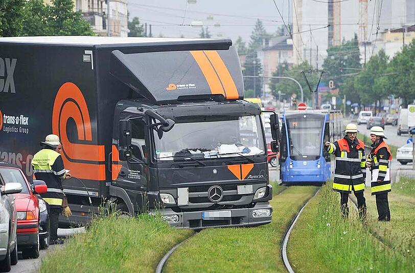 Zwei Lastwagen bleiben im matschigen Boden stecken - ein Verkehrschaos folgt. Die Bilder zum kuriosen Vorfall.