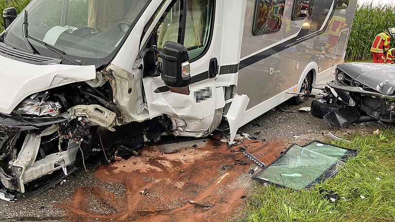Der Fahrer des Mustang wurde schwer, die anderen Autofahrer leicht verletzt. Die Bilder.