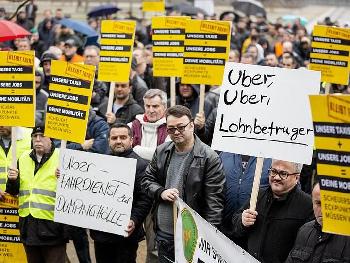 Protestierende Taxifahrer: Sie fürchten eine Bedrohung des Taxigewerbes.