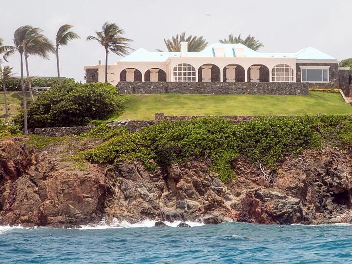 Ein Anwesen auf Little Saint James Island, der Privatinsel des verstorbenen US-Geschäftsmanns J. Epstein: Hier soll Epstein bis mindestens 2018 Mädchen und junge Frauen missbraucht haben.