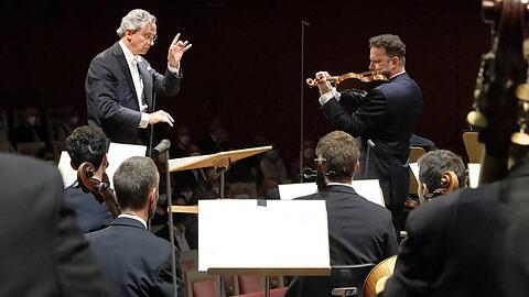 Fabio Luisi und der Geiger Nikolaj Szeps-Znaider im Nationaltheater.