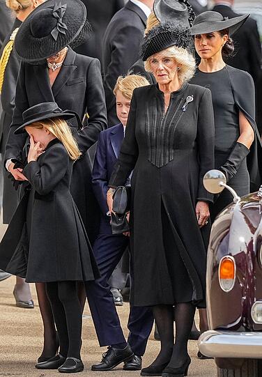 Prinzessin Charlotte weint um Uroma Elizabeth und wird von Mama Kate getröstet.