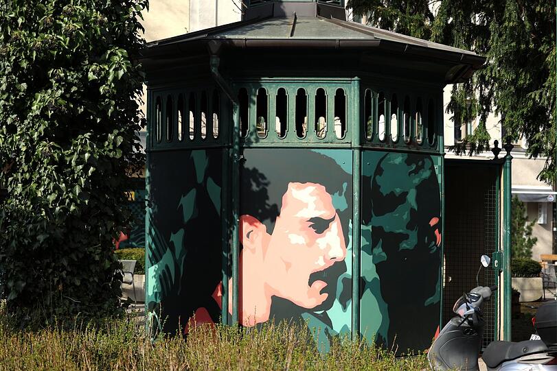 Berühmtes ehemaliges Klo: Freddie Mercury grüßt in der Holzstraße.