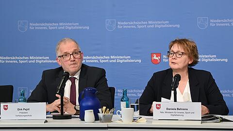 Verfassungsschutzpr&auml;sident Pejril (l.) und Innenministerin Behrens informieren &uuml;ber die neue Einstufung der AfD Niedersachsen.