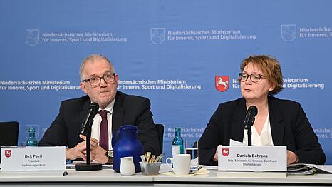 Verfassungsschutzpr&auml;sident Pejril (l.) und Innenministerin Behrens informieren &uuml;ber die neue Einstufung der AfD Niedersachsen.