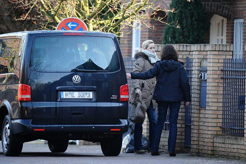 Christian Wulff und seine Gattin Bettina verlassen am Montag ihr Haus in Grossburgwedel