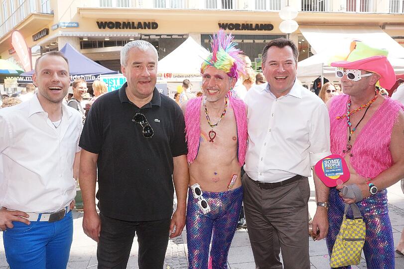 Lächeln tapfer: Kultusminister Ludwig Spaenle und OB-Kandidat Josef Schmid mit CSD-Teilnehmern.