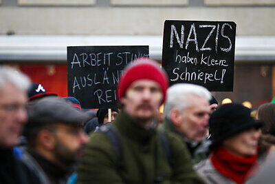 Demonstranten halten in Bamberg ein Banner mit der Aufschrift «Nazis haben kleene Schniepel». Ein Bündnis gegen Rechtsextremismus protestierte unter dem Motto «Bamberg wehrt sich gegen Nazis - Bamberg schützt die Flüchtlinge» gegen eine Kundgebung Rechtsradikaler gegen «Asylmissbrauch»