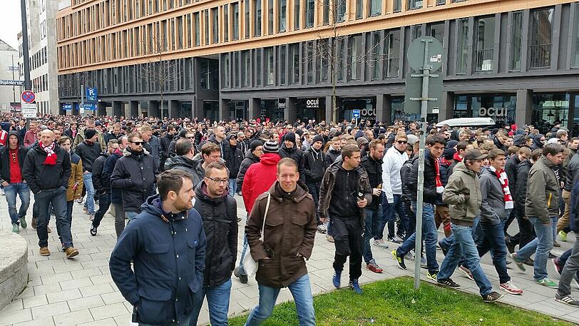 Amateur-Derby: FC Bayern II gegen den TSV 1860 II - Fans treffen sich in den Innenstadt. Die Bilder...
