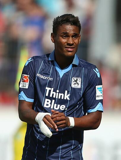 RUBIN OKOTIE NOTE 5: Behinderte die weiße Schiene den Torjäger nun oder nicht? Schwer zu sagen, so wenig wie er am Spielgeschehen teilnahm. Verlor das entscheidende Kopfballduell gegen Kraus (86.).