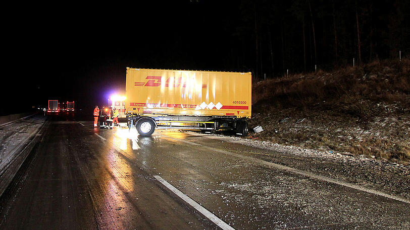Auf der A71 ereigneten sich zwei Lkw-Unfälle unmittelbar nacheinander, einer davon mit tödlichem Ausgang. Die Bilder von der Unfallstelle.