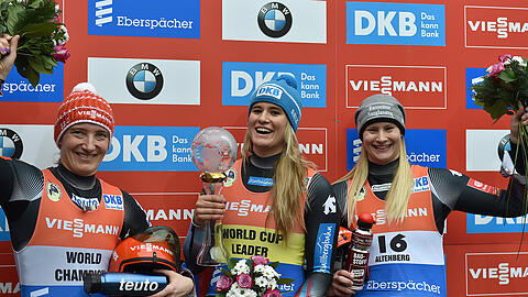 Lachende Gesichter auf dem Treppchen: Tatjana Huefner (l-r, 2. Platz), Natalie Geisenberger (1. Platz) und Dajana Eitberger (3. Platz) freuen sich über ihre Platzierungen beim Rodel-Weltcup in Altenberg.