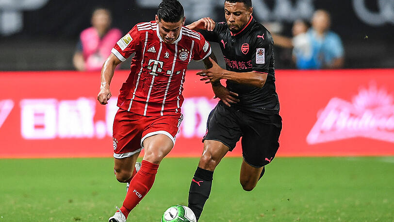 Bayerns James (l.) im Zweikampf mit Arsenals Coquelin.