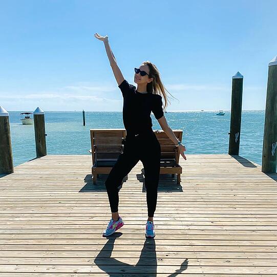 Alessandra Meyer-Wölden, Ex-Frau von Comedian Oliver Pocher, strahlt vor einer traumhaften Kulisse. Die Designerin lebt in Florida und hat den Ozean direkt vor ihrer Haustüre.