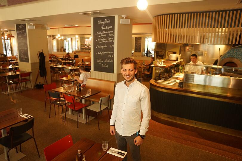 Constantino Medde, stellvertretender Betriebsleiter, erinnert sich: &bdquo;Unser Café hatte etwa drei Monate geschlossen, bei uns war alles zerstört: Rohre hingen von der Decke, Stühle, Tische und Bar waren zerbrochen. Wir waren unter Schock. Aber wir haben einen kompletten Neustart geschafft.&ldquo;